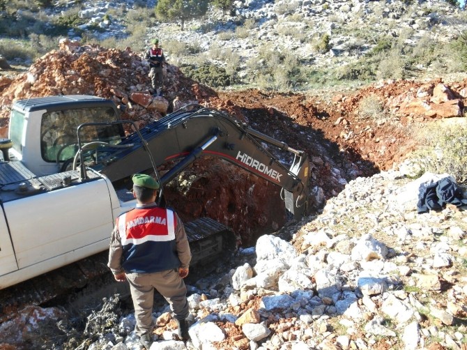 Define Avcıları Kepçeyle Kazı Yaparken Yakalandı