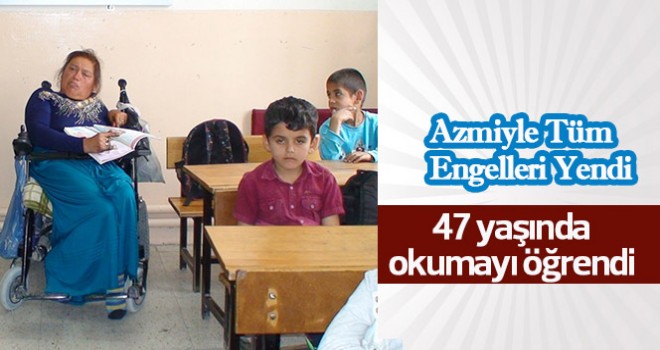 Engelli kadın ilkokul öğrencileriyle okumayı öğrendi