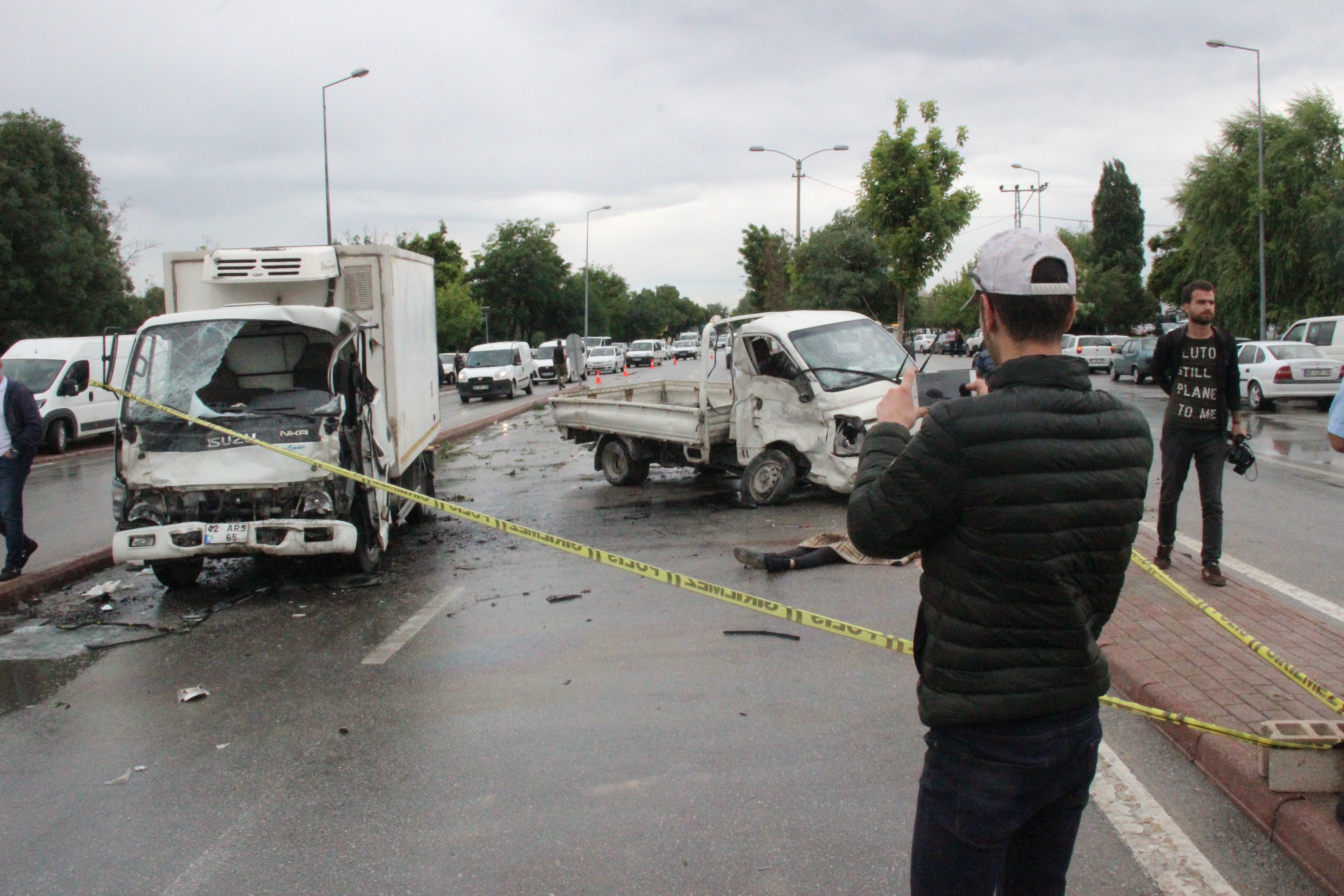 Ölümlü kazayı izleyenler fotoğraf çekmek için yarıştılar