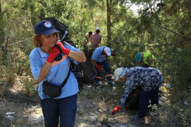 Mezitli Belediyesi Personeli Ormanlık Alanda Temizlik Yaptı