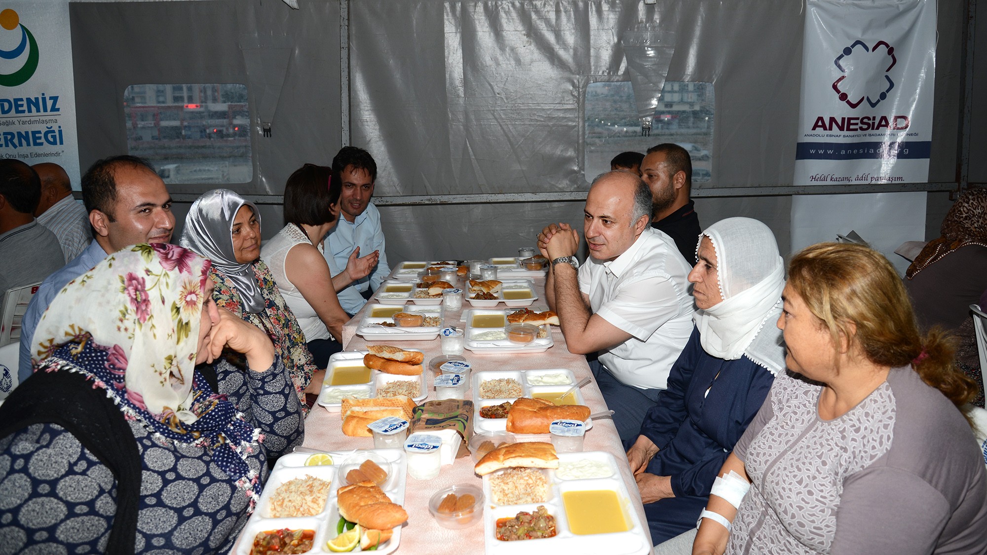 MEÜ Rektörü Çamsarı, hasta yakınlarıyla iftarda buluştu