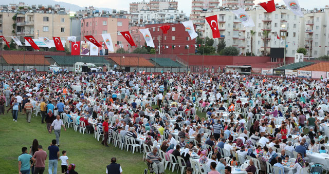 Toroslar'da vatandaşlar iftarda buluştu