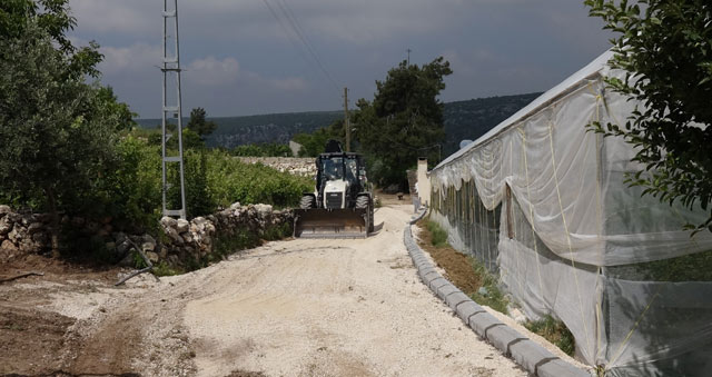 Erdemli'de yol yapım çalışmaları sürüyor