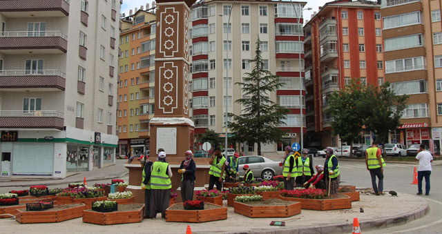 Seydişehir’de saat kulesinin etrafına peyzaj çalışması