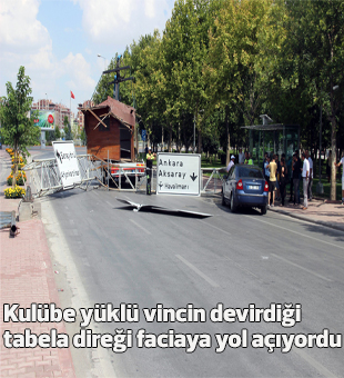 Kulübe Yüklü Vincin Devirdiği Tabela Direği Faciaya Yol Açıyordu