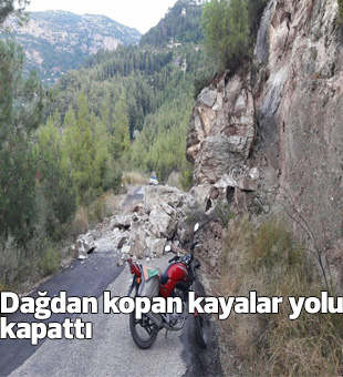 Dağdan Kopan Kayalar Yolu Kapattı