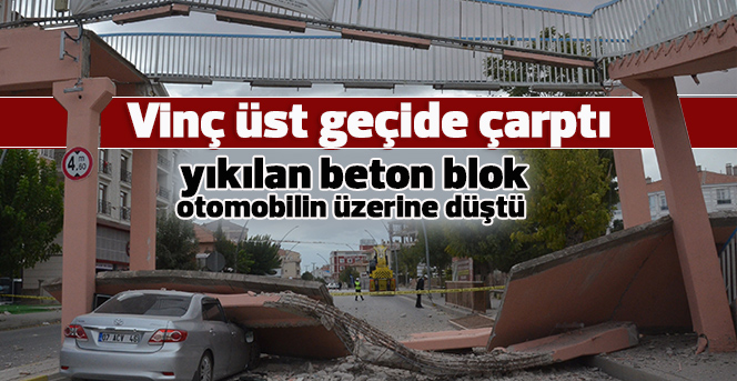 Vinç üst geçide çarptı, yıkılan beton blok otomobilin üzerine düştü