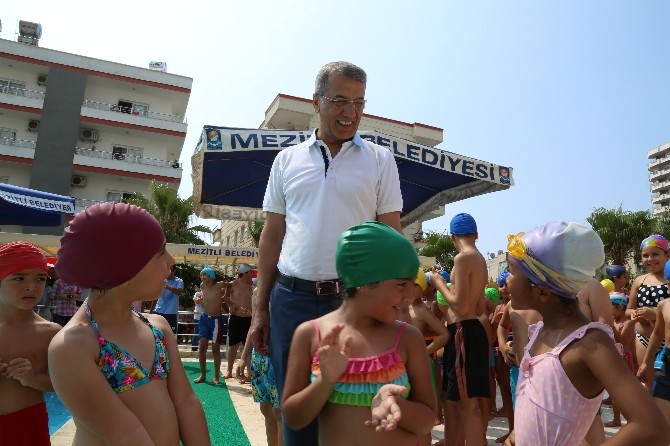 Mezitli Belediyesi’nin Eğitim Havuzlarında Yüzme Öğrenen Çocuklar Sertifika Heyecanı Yaşadı