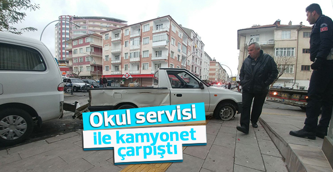 Okul servisi ile kamyonet çarpıştı