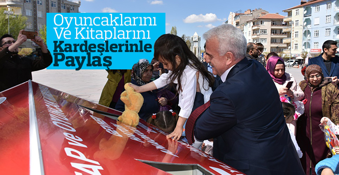 Oyuncaklarını ve Okuduğun Kitaplarını Kardeşlerinle Paylaş