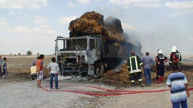 Elektrik Direğine Çarpan Saman Yüklü Tır Yanarak Kül Oldu