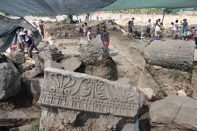 Mersin’de Üç Sütun Başlığı Daha Ortaya Çıkarıldı