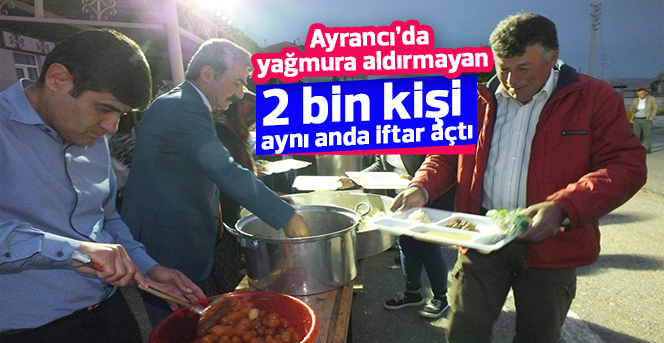 Ayrancı’da yağmura aldırmayan 2 bin kişi aynı anda iftar açtı