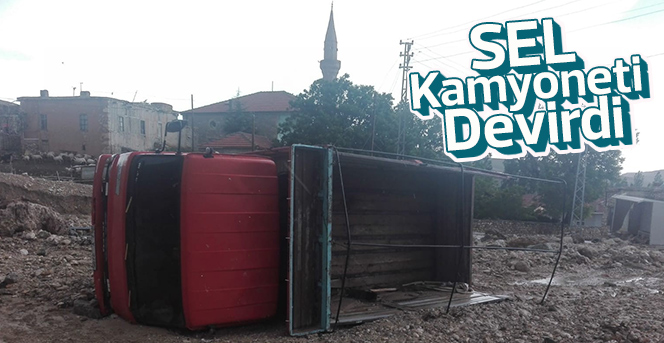 Karaman’da sel kamyoneti devirdi