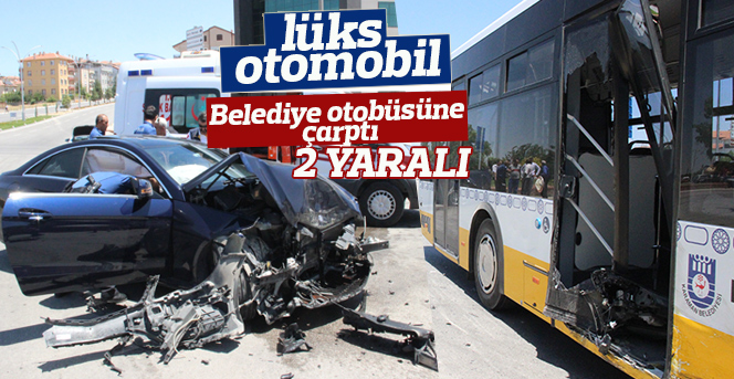 Lüks otomobil, belediye otobüsüne çarptı: 2 yaralı