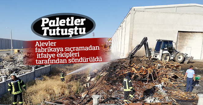 Tutuşan tahta paletler fabrikaya sıçramadan söndürüldü