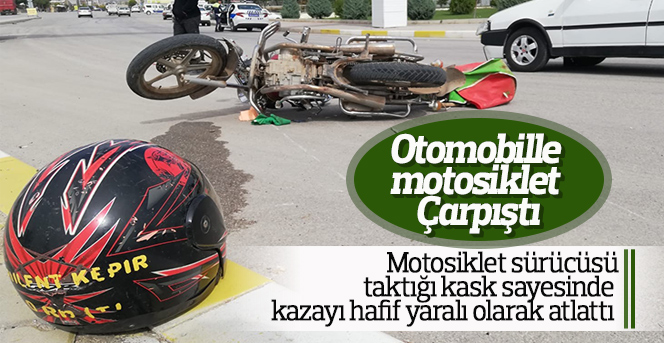 Otomobille çarpışan motosiklet sürücüsünü kaskı kurtardı