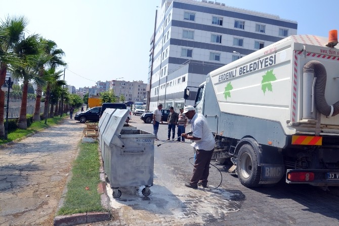Erdemli’de Çöp Konteynerleri Dezenfekte Ediliyor