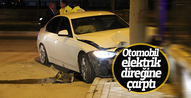 Otomobil elektrik direğine çarptı