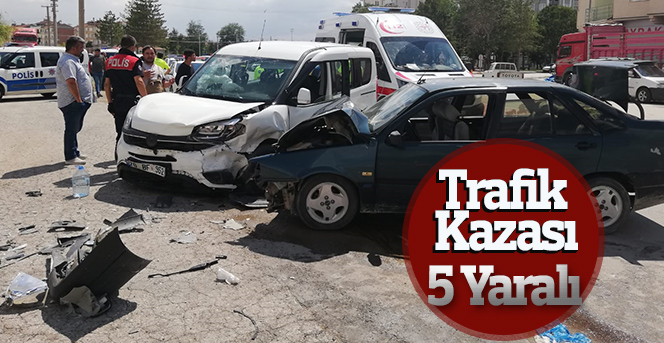 Hafif ticari araçla otomobil kafa kafaya çarpıştı: 6 yaralı