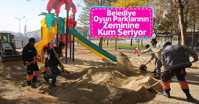 Belediye Oyun Parklarının Zeminine Kum Seriyor