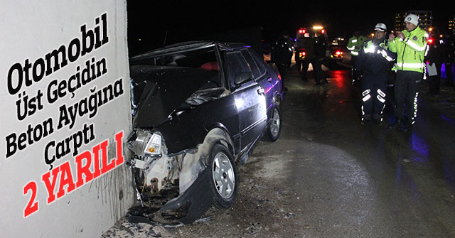 Otomobil üst geçidin beton ayağına çarptı: 2 yaralı