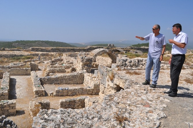 Başkan Turgut, Silifke Kalesi’ndeki Kazı Çalışmalarını İnceledi