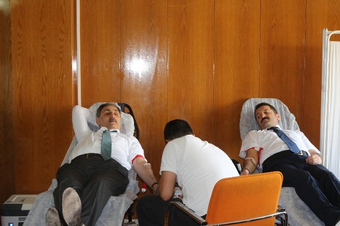 Sağlık Müdürleri Ve Çalışanlardan Kızılay’a Kan Bağışı
