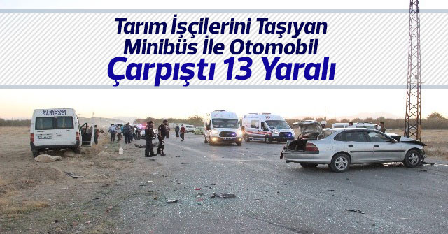 Minibüs İle Otomobil Çarpıştı: 13 Yaralı