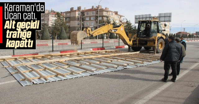 Karaman'da uçan çatı, altgeçidi trafiğe kapattı