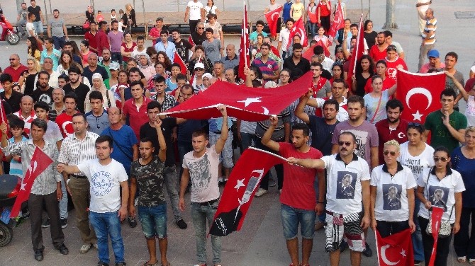 Mersin’de Terör Saldırılarını Protesto Eden Vatandaşlar Yürüyüş Düzenledi