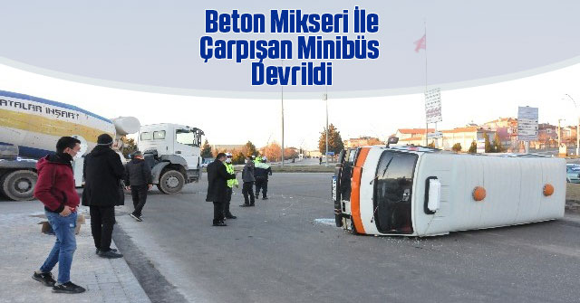 Beton Mikseri İle Çarpışan Minibüs Devrildi