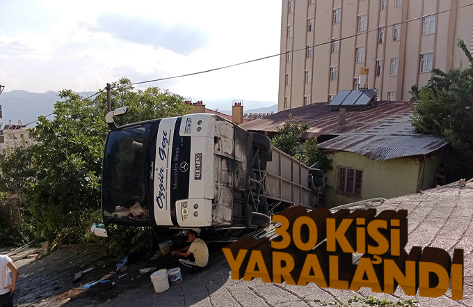 Otobüs evin bahçesine devrildi: 30 yaralı