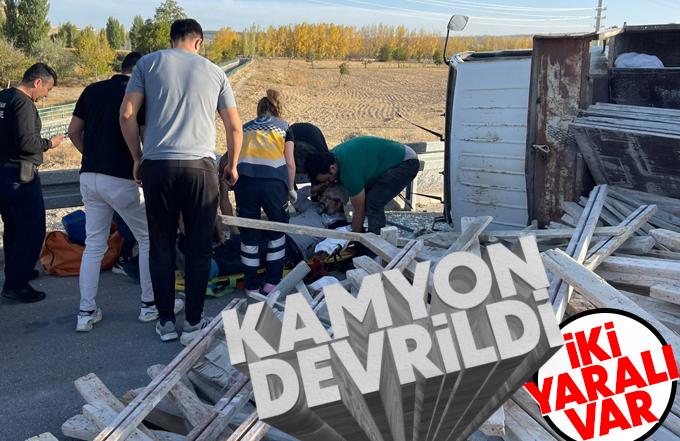 Karaman’da inşaat kalıbı yüklü kamyonet devrildi: 2 yaralı