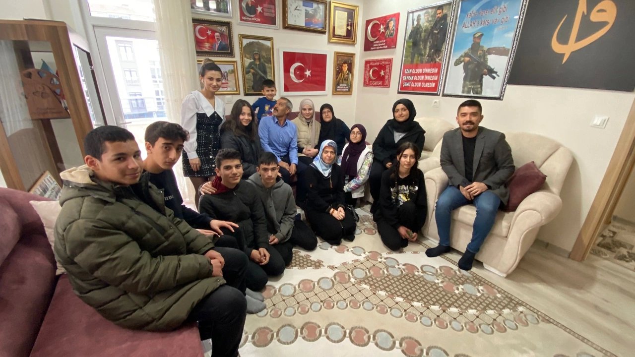 Öğrencilerden Şehit Ailesine Saygı Ziyareti