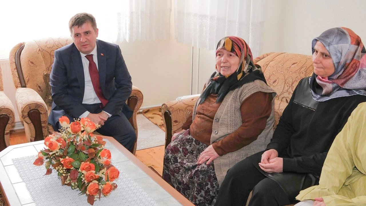 Sarıibrahim Ailesi Bayram'da Şehit Ailesini Ziyaret Etti