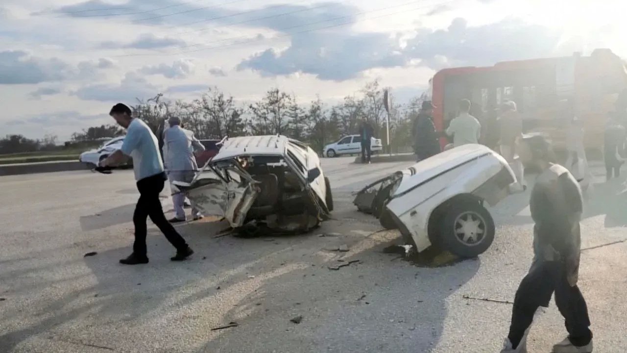Karaman-Konya Karayolunda Feci Kaza! Araç İkiye Bölündü