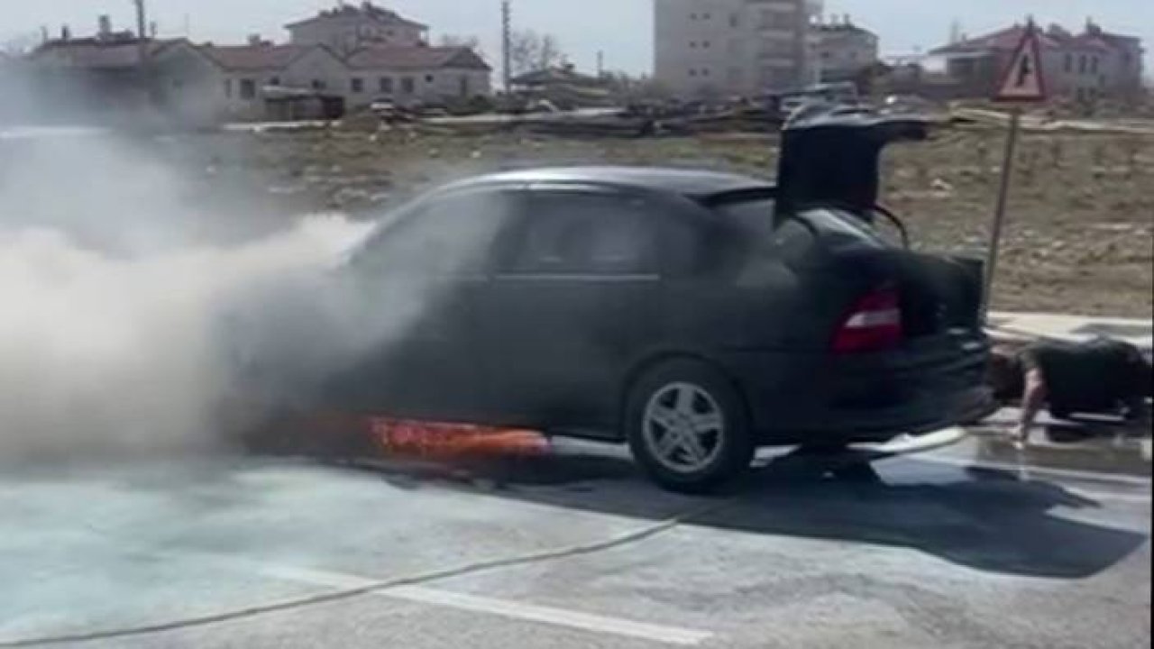Karaman'da Trafik Işıklarında Duran Araçta Motor Alev Aldı