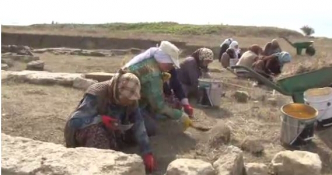 Medeniyetin izlerini kadın işçiler çıkarıyor