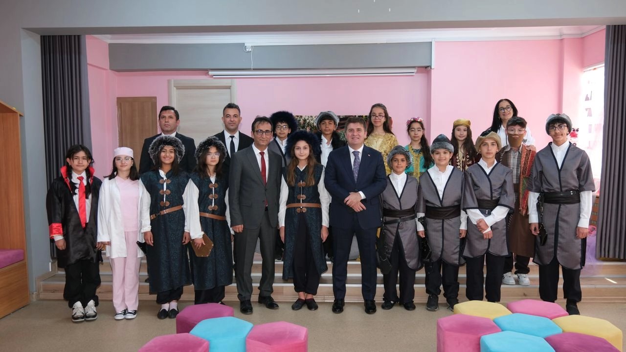 Karaman Valisi Okul Ziyaretinde Öğrenci ve Öğretmenlerle Buluştu