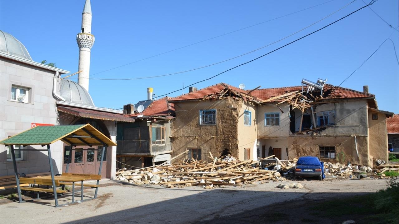 Karaman'da Güçlenen Rüzgarın Etkisi: Sabah Şiddeti Artırdı