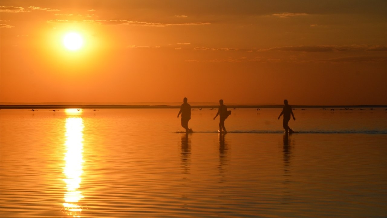 Tuz Gölü: Doğal Güzelliğiyle Binlerce Turisti Kendine Çekiyor