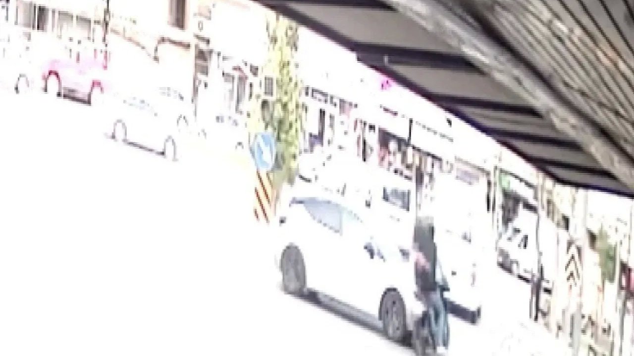Yenimahalle'de Otomobil ile Motosiklet Kaza Yaptı: Soruşturma Başlatıldı