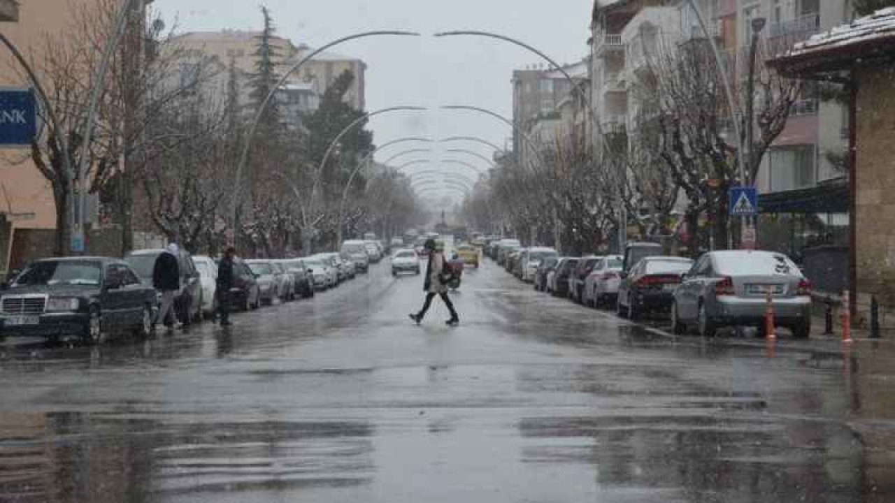 Meteoroloji Uyarısı: Karaman'da Şiddetli Yağış Trafiği Etkiledi