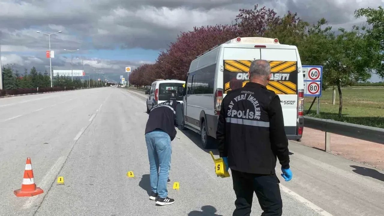 Karaman-Konya Karayolunda Minibüs Çarpışı: Yaya Yaralandı