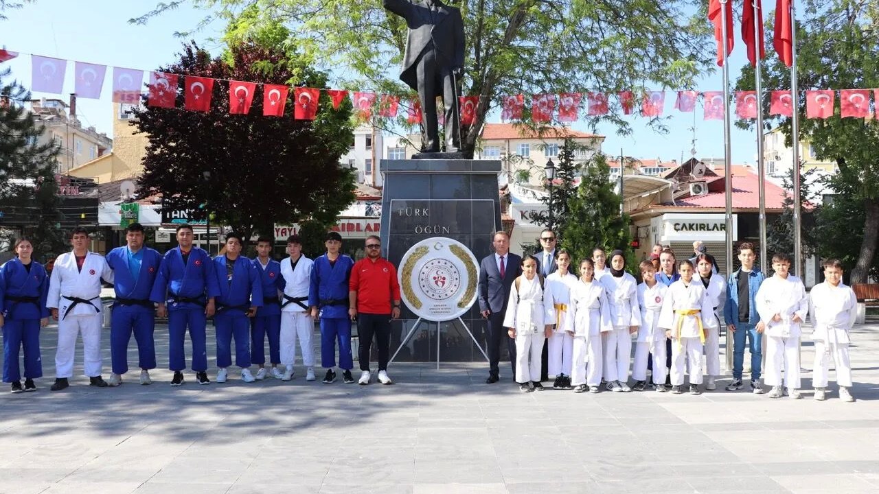 Karaman'da Gençlik Haftası Töreni: Sporcular ve Yetkililer Katıldı, Etkinlikler Devam Ediyor