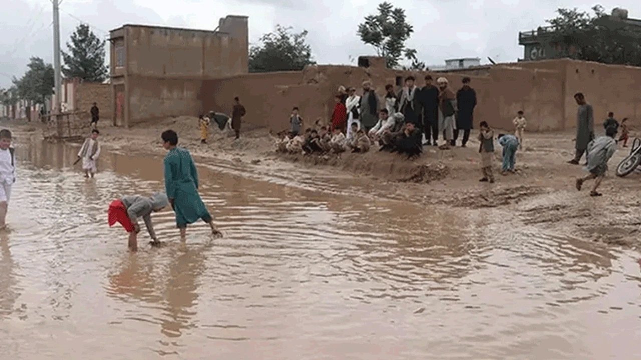 Afganistan'da Sel Felaketi: 300+ Ölü, Binlerce Ev Yıkıldı