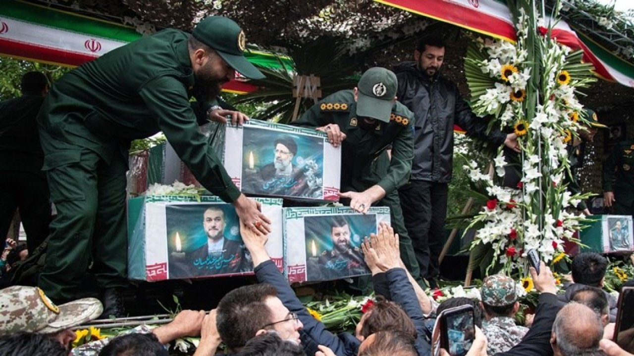 İranlıların Cenaze Törenine Katılım ve Ayetullah Ali Hamaney'in Kıldırdığı Namaz