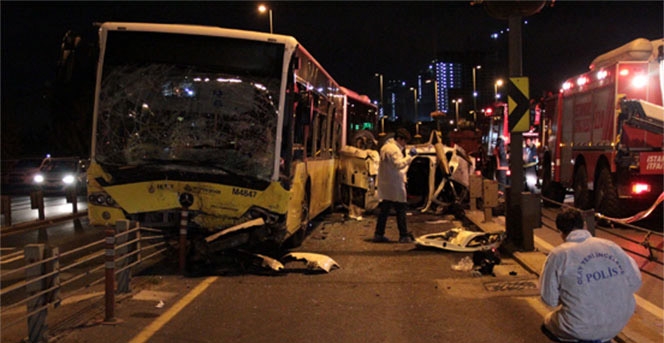 Metrobüs ile otomobil kafa kafaya çarpıştı: 5 ölü, 5 yaralı!