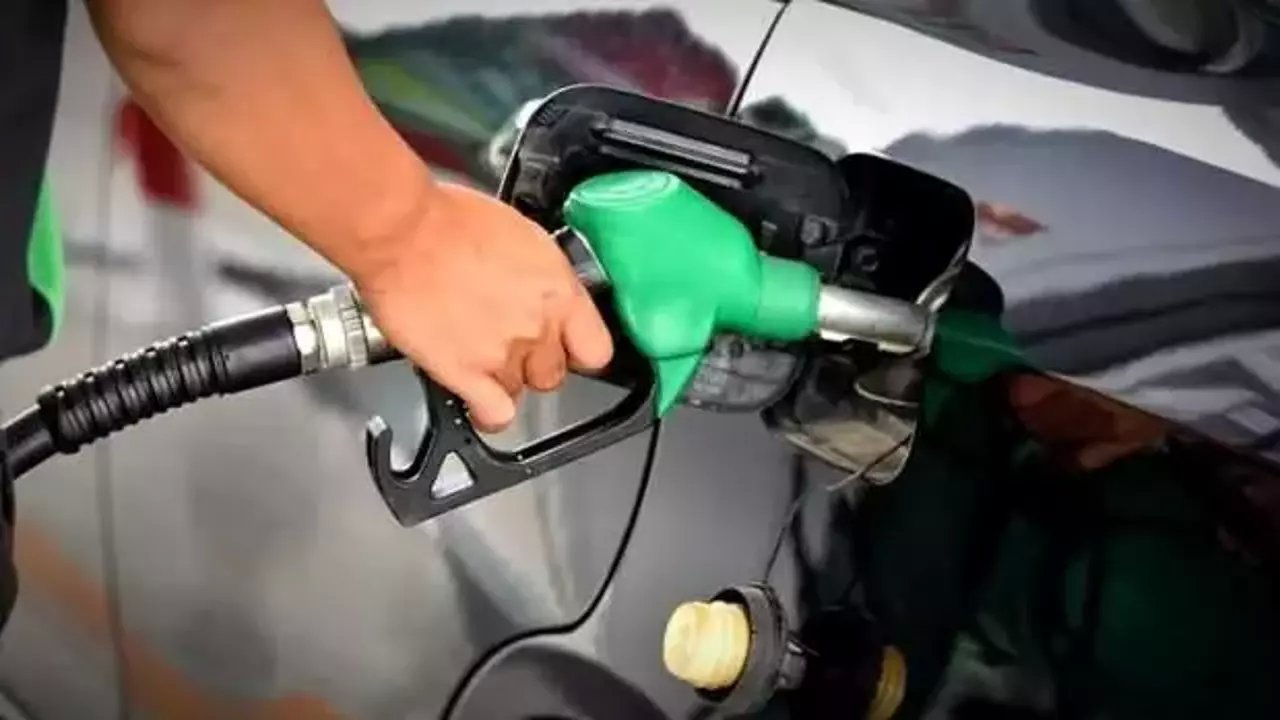 Akaryakıt Fiyatlarında Beklenen İndirim: Petrol ve Döviz Kurundaki Dalgalanmaların Etkisi